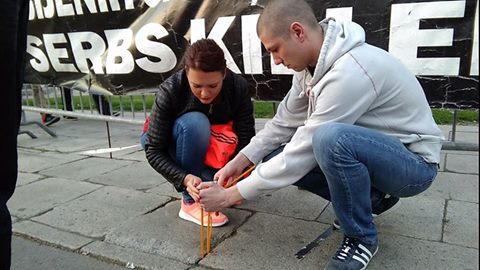 Јучерашњи протест је почео полагањем цвећа и паљењем свећа за жртве ратова 1991-1999 Јучерашњи протест је почео полагањем цвећа и паљењем свећа за жртве ратова 1991-1999