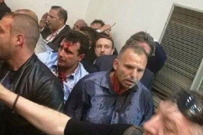 Заев добио батине од активиста протестног покрета „За заједничку Македонију” Заев добио батине од активиста протестног покрета „За заједничку Македонију”