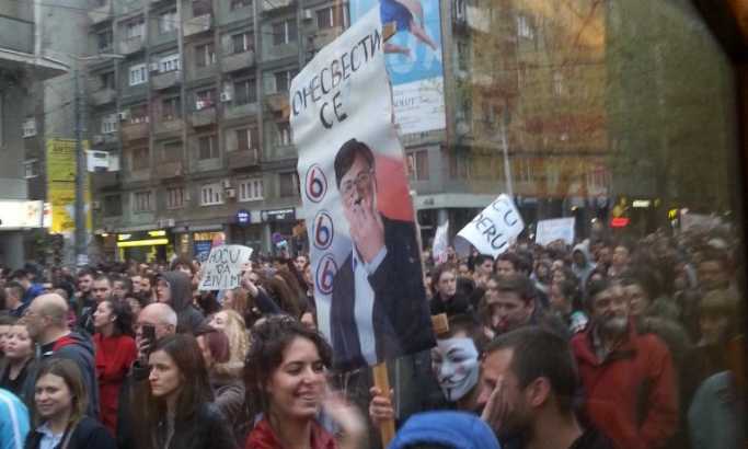 Кренуо четврти "Протест против диктатуре": Народ поздравља демонстранте, колона затворила Краљице Марије (видео) Кренуо четврти "Протест против диктатуре": Народ поздравља демонстранте, колона затворила Краљице Марије (видео)
