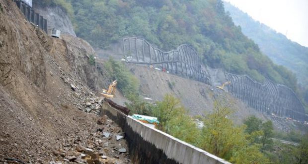Ала сте га оправили, свака вам част! На Kоридору 10 код Предејана, урушио се део потпорног зида Ала сте га оправили, свака вам част! На Kоридору 10 код Предејана, урушио се део потпорног зида