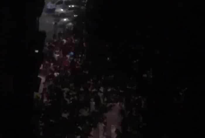 Огромна маса народа испред РТС-а узвикује "ВУЧИЋУ ЛОПОВЕ", јаке снаге полиције у приправности (видео) Огромна маса народа испред РТС-а узвикује "ВУЧИЋУ ЛОПОВЕ", јаке снаге полиције у приправности (видео)