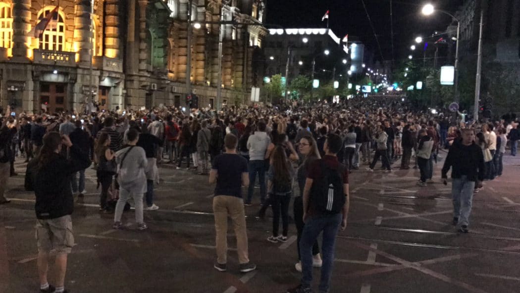 Са лица места: Тренутно испред Скупштине се налази најмање 30 000 људи, студенти Ниша крећу у протесте Са лица места: Тренутно испред Скупштине се налази најмање 30 000 људи, студенти Ниша крећу у протесте