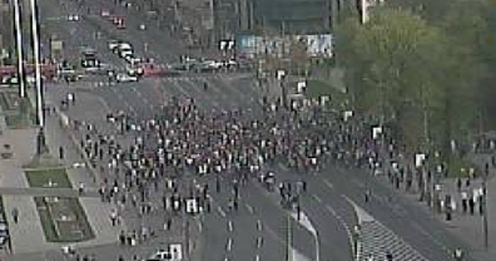 ПРОТЕСТ ИСПРЕД СКУПШТИНЕ СРБИЈЕ Блокиран Трг Николе Пашића, међу окупљенима највише младих (видео)
