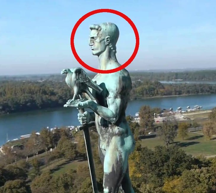 Споменик "победнику" на Калемегдану представља шиптара са кечетом на глави?