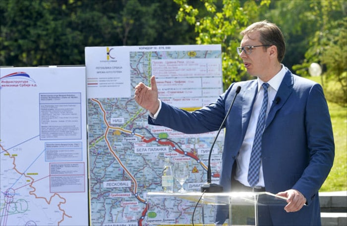 УСТА МОЈА, ХВАЛИТЕ МЕ! Послушајте Вучића како је сам цртао мапе коридора и аутопутева (видео) УСТА МОЈА, ХВАЛИТЕ МЕ! Послушајте Вучића како је сам цртао мапе коридора и аутопутева (видео)