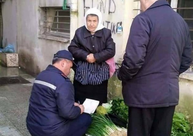 ФОТОГРАФИЈА РАЗБЕСНЕЛА СРБИЈУ! Комуналци пишу казну баби која продаје лук да преживи! ФОТОГРАФИЈА РАЗБЕСНЕЛА СРБИЈУ! Комуналци пишу казну баби која продаје лук да преживи!