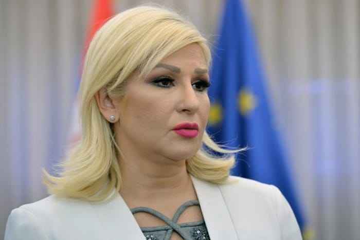 Ти ћеш блајхована вештице да полажеш рачуне, прво за потпис на БГД на води па после за увоз струје док си мешетарила енергетиком! Ти ћеш блајхована вештице да полажеш рачуне, прво за потпис на БГД на води па после за увоз струје док си мешетарила енергетиком!