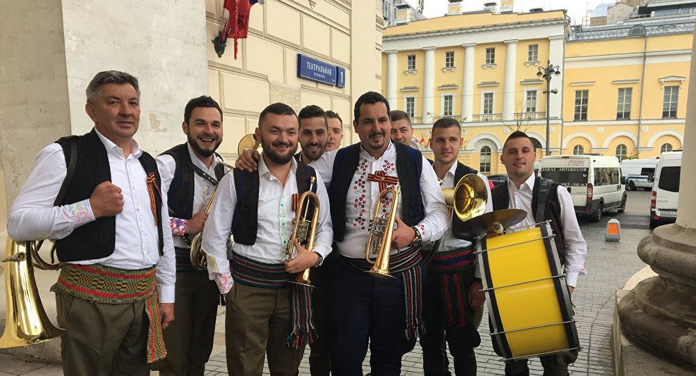 Српски трубачи „запалили“ Москву: Путину бисмо свирали „Свилен конац“ (видео) Српски трубачи „запалили“ Москву: Путину бисмо свирали „Свилен конац“ (видео)
