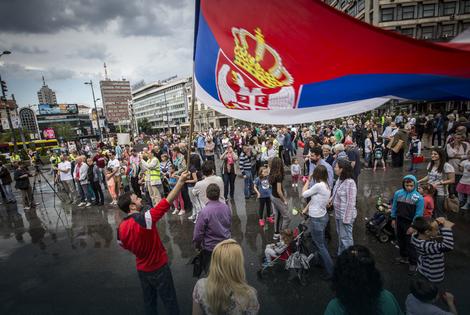 Одржан протест родитеља против начина третирања сексуалности у новом образовном програму Одржан протест родитеља против начина третирања сексуалности у новом образовном програму