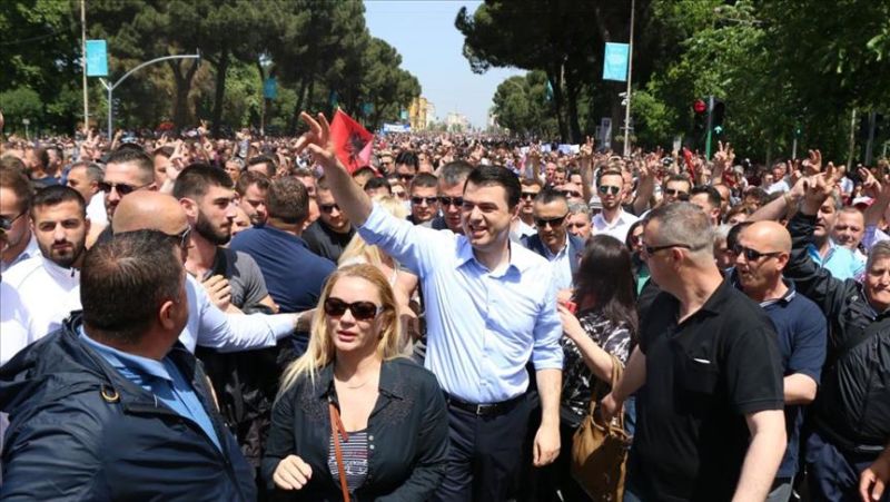 Тирана: Масовни протести опозиције против владајућег режима Едија Раме (видео) Тирана: Масовни протести опозиције против владајућег режима Едија Раме (видео)