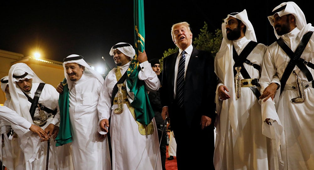 Трамп витлао мачем са Арапима (видео) Трамп витлао мачем са Арапима (видео)