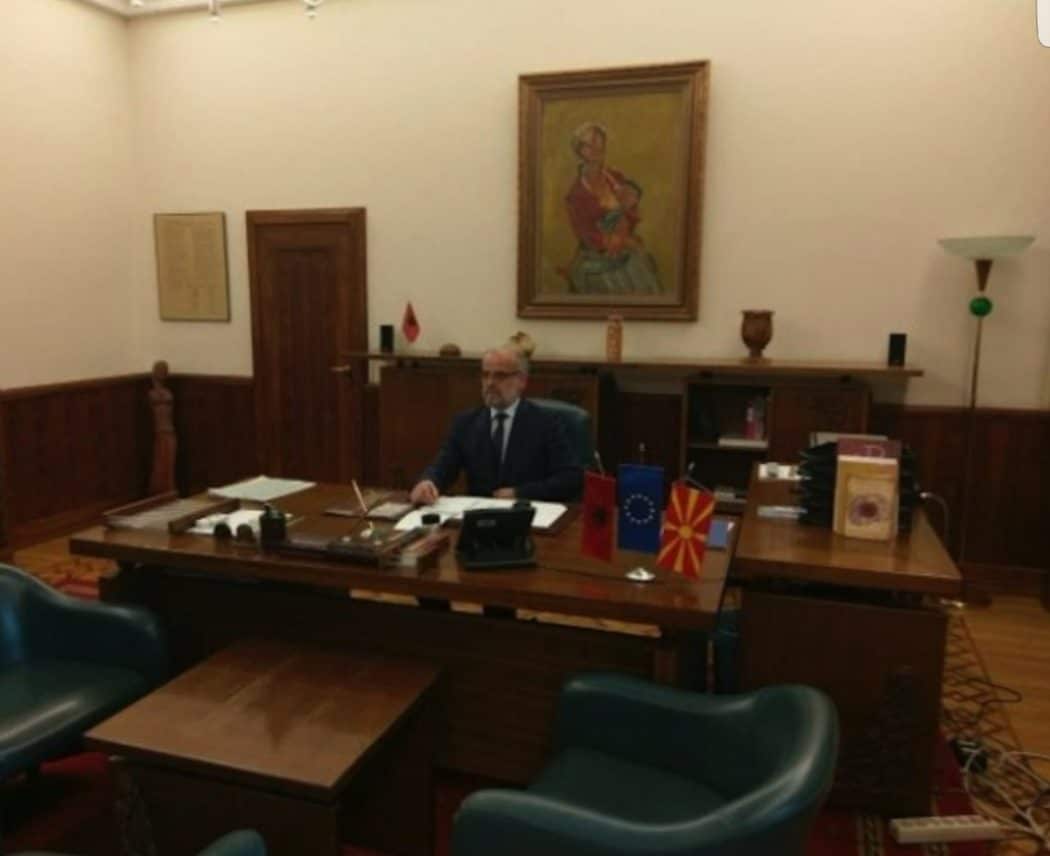 Заставе Албаније у македонском парламенту: Џафери ушао у кабинет Заставе Албаније у македонском парламенту: Џафери ушао у кабинет