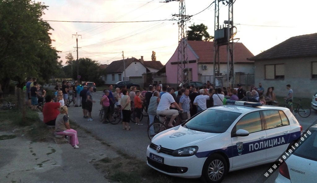 Сомбор: После напада миграната на девојку народ организовао протест јер више не може да трпи мигрантски терор! Сомбор: После напада миграната на девојку народ организовао протест јер више не може да трпи мигрантски терор!