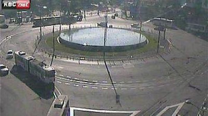 EВО ДОКАЗА ДА ЈЕ ФОНТАНА НА СЛАВИЈИ ПРОЦУРИЛА: Напредни буздовани угасили воду!