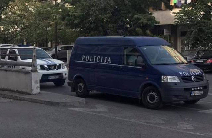 Монтенегринска полиција упала у стан Небојше Медојевића и просторије ПзП-а, очекује се упад у Скупштину (видео) Монтенегринска полиција упала у стан Небојше Медојевића и просторије ПзП-а, очекује се упад у Скупштину (видео)
