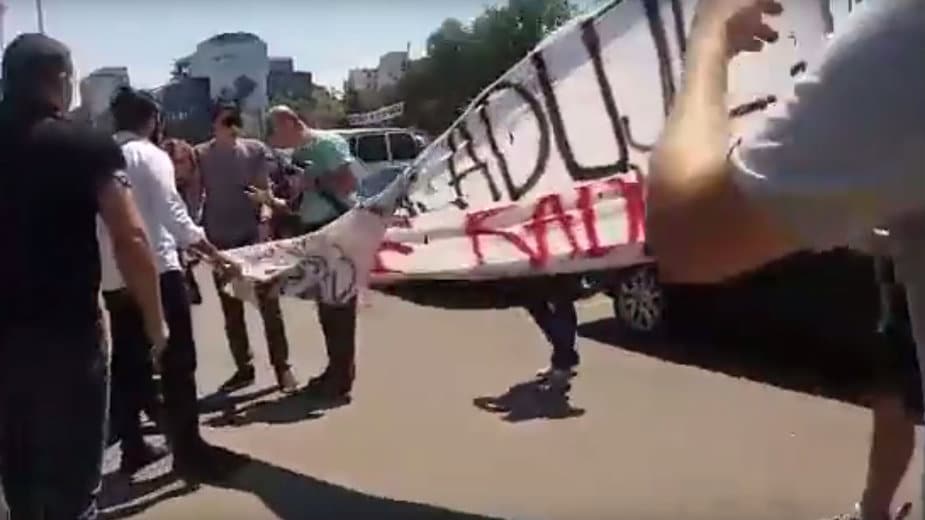"Скандалозан напад Вучићевих батинаша на новинаре" "Скандалозан напад Вучићевих батинаша на новинаре"