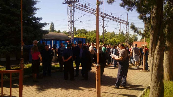 РАДНИЦИ "ГОШЕ" БЛОКИРАЛИ ПРУГУ: Добићете вагоне тек кад нам легну плате