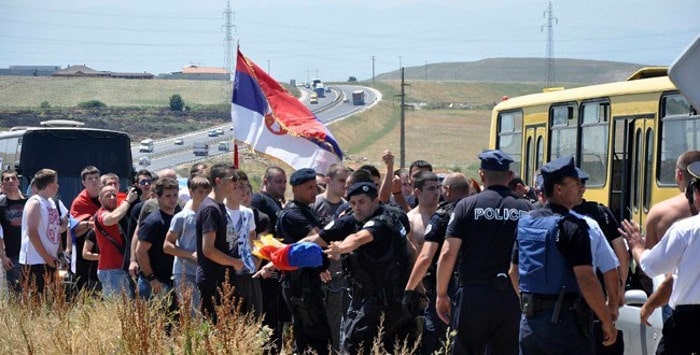Шиптарска полиција ватреним оружјем ранила најмање двадесетак Срба међу којима су и деца Шиптарска полиција ватреним оружјем ранила најмање двадесетак Срба међу којима су и деца