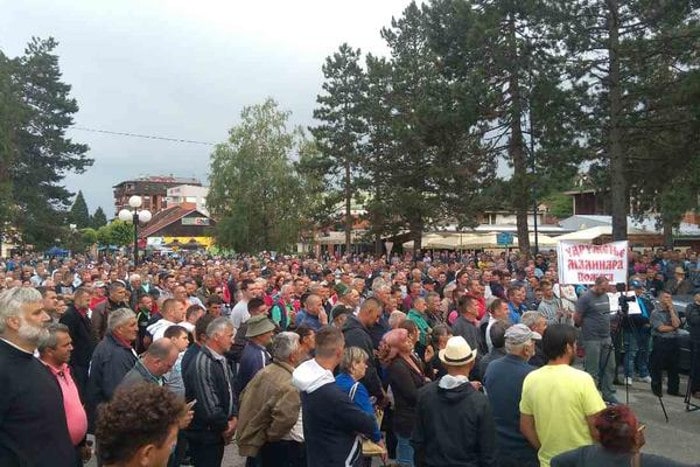 Малинари протестовали и у Ариљу, провокатори покушали да прекину протестни скуп Малинари протестовали и у Ариљу, провокатори покушали да прекину протестни скуп