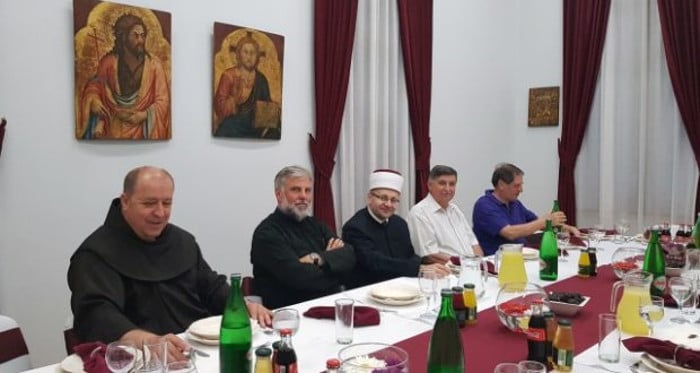 ХАРЕ КРИШНА, ХАРЕ, ХАРЕ! Бискуп, имам и владика, права ЕКУМЕНА ЗДАЈ