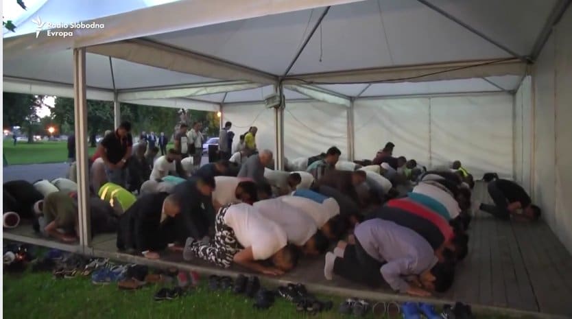 ИСЛАМИЗАЦИЈА: На Калемегдану се ори Алаху Акбар, окупило се десетине муслимана (видео) ИСЛАМИЗАЦИЈА: На Калемегдану се ори Алаху Акбар, окупило се десетине муслимана (видео)