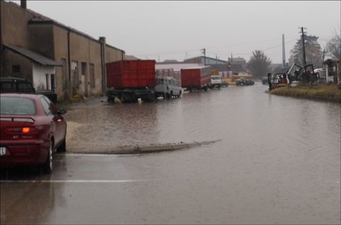 НЕВРЕМЕ ПОТОПИЛО ПИРОТ Град, села и насеља ПЛИВАЛИ у води (фото) НЕВРЕМЕ ПОТОПИЛО ПИРОТ Град, села и насеља ПЛИВАЛИ у води (фото)