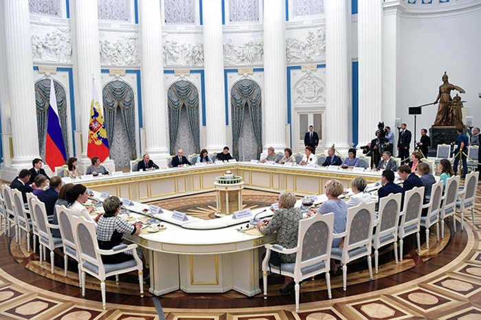 Путин руским друштвеним активистима: Не сарађујте са државним органима западних земаља Путин руским друштвеним активистима: Не сарађујте са државним органима западних земаља