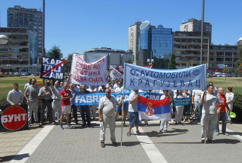 НАСТАВЉА СЕ ШТРАЈК У "ФИЈАТУ": Радници поново излазе на улице НАСТАВЉА СЕ ШТРАЈК У "ФИЈАТУ": Радници поново излазе на улице