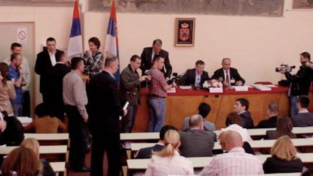 У ЧАЧАК УПАЛИ БАТИНАШИ СНС, а ту је и полиција у цивилу! ПЉУШТЕ ПСОВКЕ И УВРЕДЕ, седница опет прекинута! У ЧАЧАК УПАЛИ БАТИНАШИ СНС, а ту је и полиција у цивилу! ПЉУШТЕ ПСОВКЕ И УВРЕДЕ, седница опет прекинута!