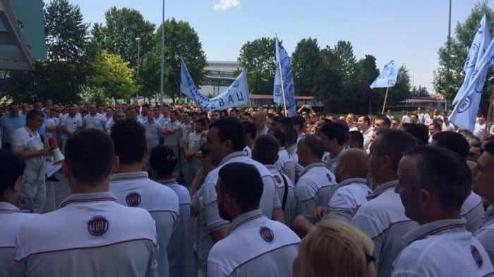 Какав пут у ЕУ: Радници у Фијату се боре да примају у просеку 355 уместо 300 евра Какав пут у ЕУ: Радници у Фијату се боре да примају у просеку 355 уместо 300 евра