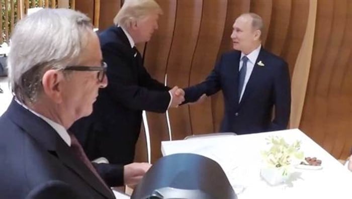 Коначно се руковали Путин и Трамп (видео) Коначно се руковали Путин и Трамп (видео)
