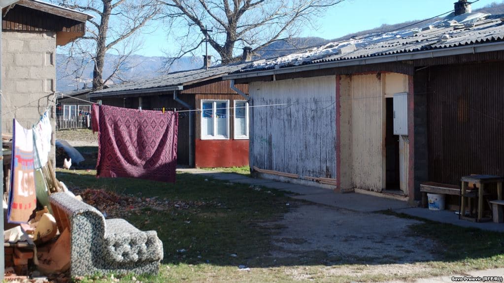 Сиротињу селе у смрт Сиротињу селе у смрт