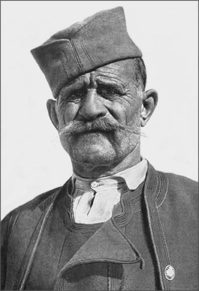 Е, нека си ми сине, жив и здрав, ја сам ти отац Е, нека си ми сине, жив и здрав, ја сам ти отац