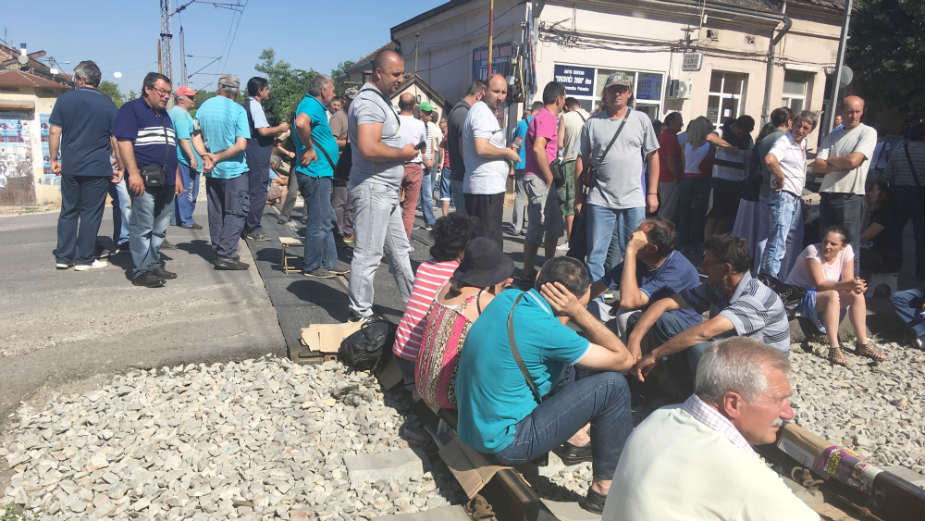 Радници "Гоше" настављају штрајк и најаваљују протесте испред Владе Србије Радници "Гоше" настављају штрајк и најаваљују протесте испред Владе Србије