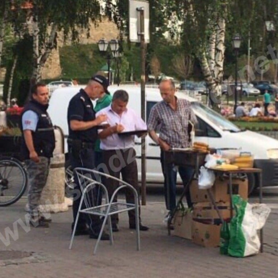 САМО У СРБИЈИ! Преко пута нелегалног објекта инспекција пише казну продавцу кукуруза! УДРИ ПО КУКУРУЗУ! САМО У СРБИЈИ! Преко пута нелегалног објекта инспекција пише казну продавцу кукуруза! УДРИ ПО КУКУРУЗУ!