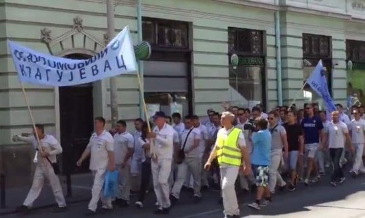 ГРАД КРАГУЈЕВАЦ У КОЛАПСУ! Хиљаде радника маршира улицама у ЗНАК ПРОТЕСТА! (видео) ГРАД КРАГУЈЕВАЦ У КОЛАПСУ! Хиљаде радника маршира улицама у ЗНАК ПРОТЕСТА! (видео)