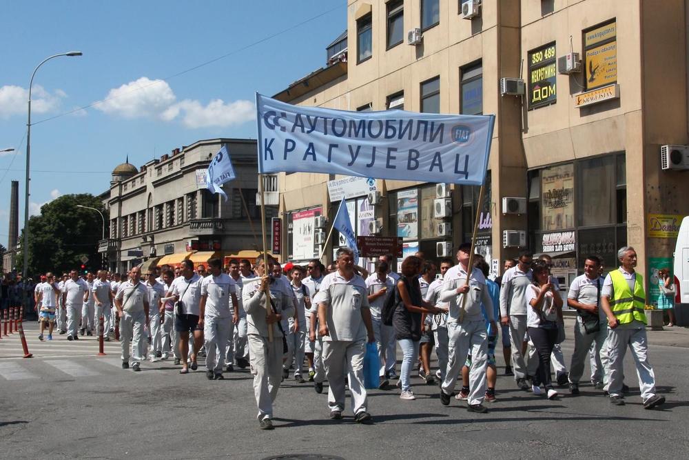 ИЗМАНИПУЛИСАНИ ЗА 1.000 ДИНАРА! ПИСМО РАДНИКА ФИЈАТА: Вратили смо се за машине, свесни да нисмо урадили баш ништа ИЗМАНИПУЛИСАНИ ЗА 1.000 ДИНАРА! ПИСМО РАДНИКА ФИЈАТА: Вратили смо се за машине, свесни да нисмо урадили баш ништа