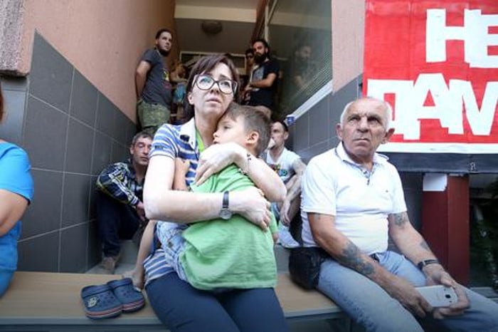 ОСТАЈЕ БЕЗ СТАНА КОЈИ ЈЕ УРЕДНО ПЛАТИЛА Самохрану мајку и синчића избацују на улицу