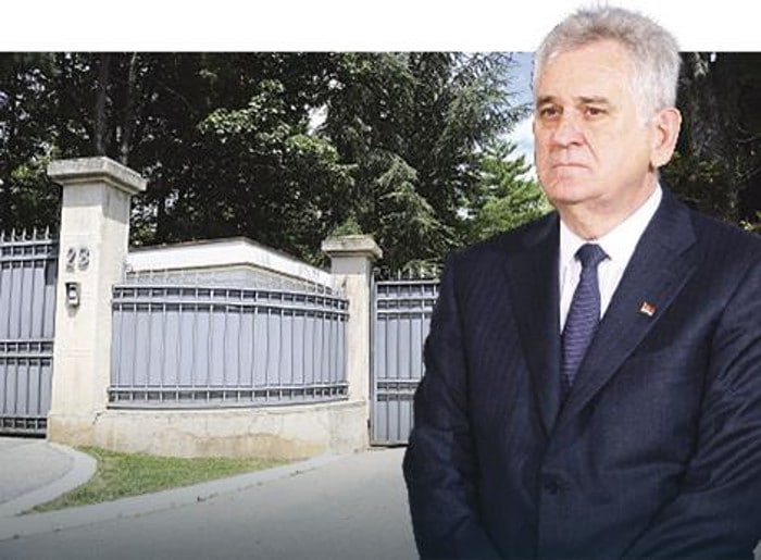 ОСЛАДИЛО МУ СЕ ДА ПАРАЗИТИРА НА НАРОДНOЈ ГРБАЧИ Николић не мрда из државне виле у Ужичкој 23 ОСЛАДИЛО МУ СЕ ДА ПАРАЗИТИРА НА НАРОДНOЈ ГРБАЧИ Николић не мрда из државне виле у Ужичкој 23