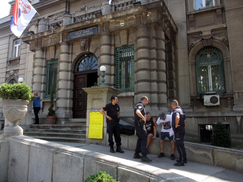 Полиција привела Нишлију коју протестује против корупције (видео) Полиција привела Нишлију коју протестује против корупције (видео)
