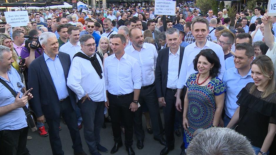 Немачки медији: Жалосне сове српске опозиције