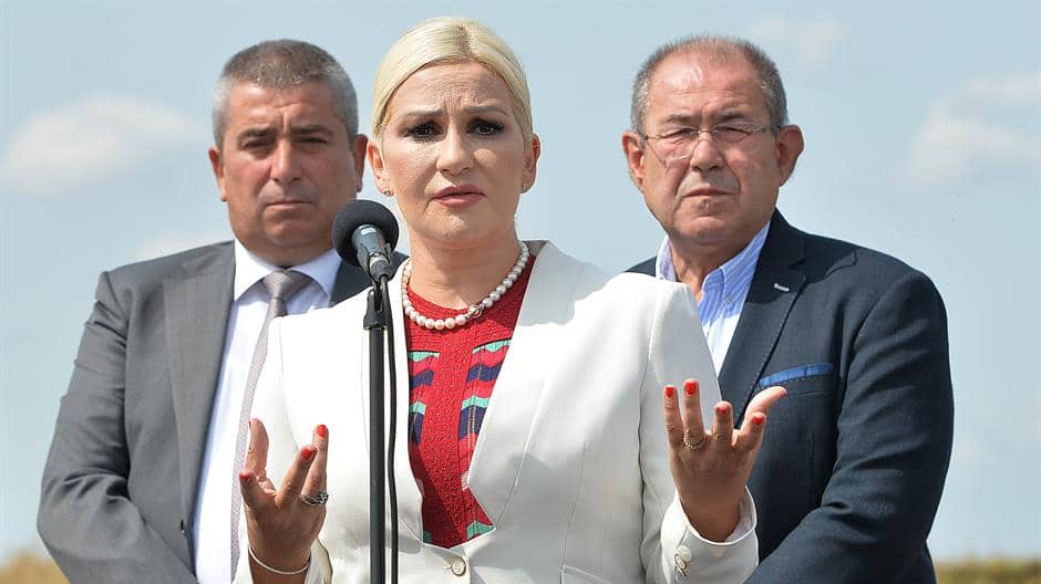У ваздуху се само осећа смрад напредњачке ИЗДАЈЕ и ЛОПОВЛУКА! У ваздуху се само осећа смрад напредњачке ИЗДАЈЕ и ЛОПОВЛУКА!