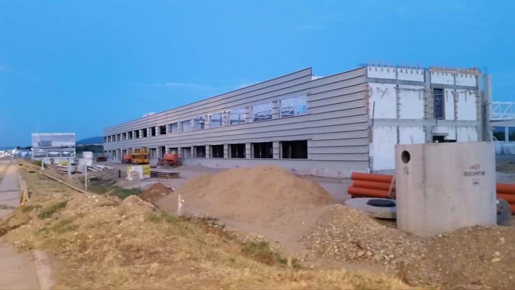 ГДЕ СУ 2.200 РАДНИКА КОЈЕ ПОМИЊЕ ВУЧИЋ? Снимци након отварања показују ПРАЗНУ … ГДЕ СУ 2.200 РАДНИКА КОЈЕ ПОМИЊЕ ВУЧИЋ? Снимци након отварања показују ПРАЗНУ …