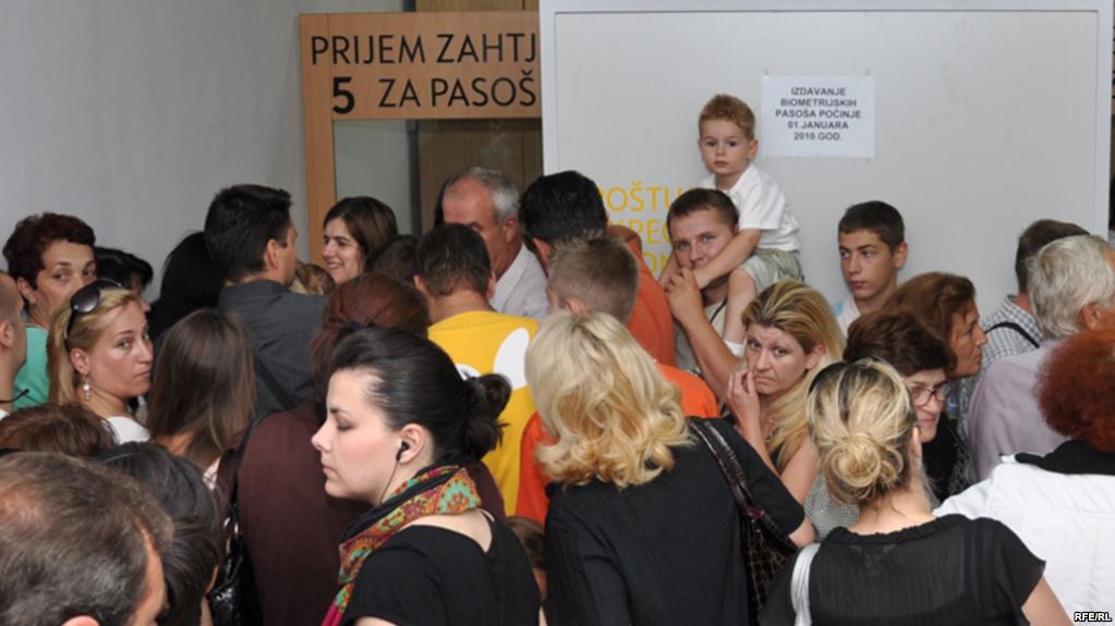 250.000 Срба је Вучићу за твоје владавине напустило Србију бежећи од глади!