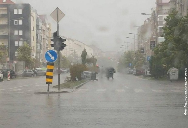 Јако невреме, у БГ повређено и дете, нестао мушкарац (видео) Јако невреме, у БГ повређено и дете, нестао мушкарац (видео)