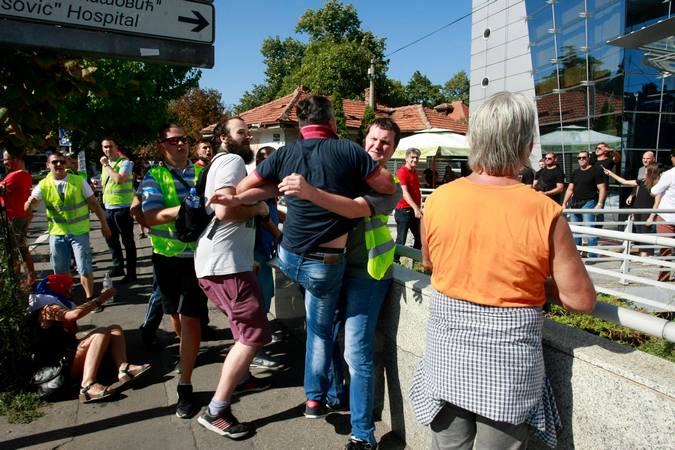 Напад на новинарке из реалног угла: Неко овде лаже! (видео) Напад на новинарке из реалног угла: Неко овде лаже! (видео)