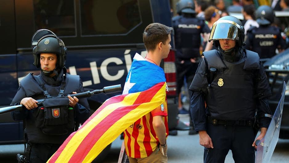 Шпанија шаље додатне снаге полиције у Каталонију Шпанија шаље додатне снаге полиције у Каталонију