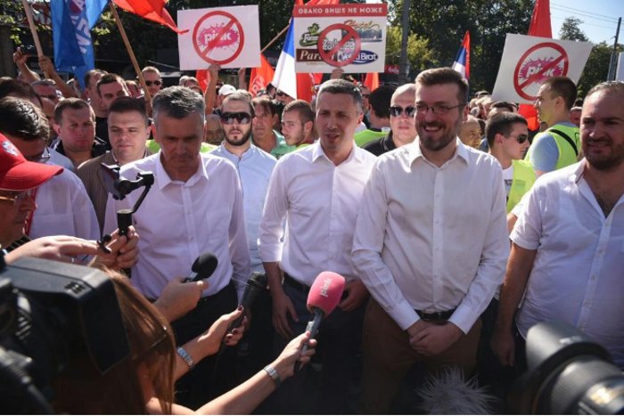 Туча на протесту испред Пинка, Митровић надрогиран провоцирао учеснике протеста (фото) Туча на протесту испред Пинка, Митровић надрогиран провоцирао учеснике протеста (фото)