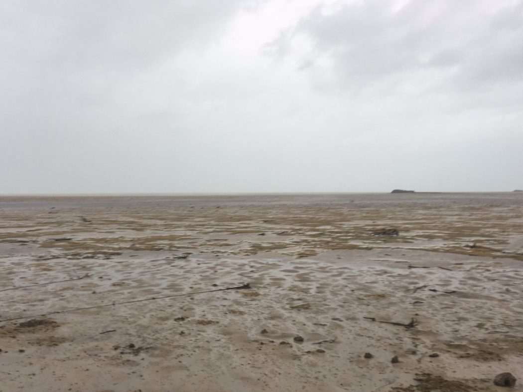 Редак феномен: Због разорног урагана нестала вода из океана (видео) Редак феномен: Због разорног урагана нестала вода из океана (видео)