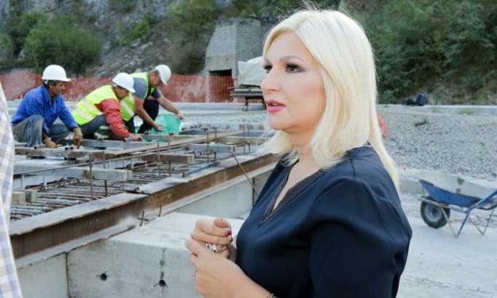 Ниједан једини сопствени пројекат НЕМАШ а брабоњаш небулозе сваки дан! Ниједан једини сопствени пројекат НЕМАШ а брабоњаш небулозе сваки дан!